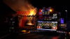 Großaufgebot an Feuerwehrkräften - Bewohner konnten PKW´s retten - Nachbarn waren noch wach, entdeckten Feuer und verhinderten Schlimmeres - Wohnhaus nicht mehr bewohnbar : Wir haben die Nachbarn und Schutzengel im O-Ton!