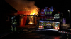 Großaufgebot an Feuerwehrkräften - Bewohner konnten PKW´s retten - Nachbarn waren noch wach, entdeckten Feuer und verhinderten Schlimmeres - Wohnhaus nicht mehr bewohnbar : Wir haben die Nachbarn und Schutzengel im O-Ton!