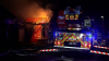 Großaufgebot an Feuerwehrkräften - Bewohner konnten PKW´s retten - Nachbarn waren noch wach, entdeckten Feuer und verhinderten Schlimmeres - Wohnhaus nicht mehr bewohnbar : Wir haben die Nachbarn und Schutzengel im O-Ton!