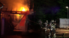 Großaufgebot an Feuerwehrkräften - Bewohner konnten PKW´s retten - Nachbarn waren noch wach, entdeckten Feuer und verhinderten Schlimmeres - Wohnhaus nicht mehr bewohnbar : Wir haben die Nachbarn und Schutzengel im O-Ton!