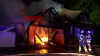 Großaufgebot an Feuerwehrkräften - Bewohner konnten PKW´s retten - Nachbarn waren noch wach, entdeckten Feuer und verhinderten Schlimmeres - Wohnhaus nicht mehr bewohnbar : Wir haben die Nachbarn und Schutzengel im O-Ton!