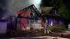 Großaufgebot an Feuerwehrkräften - Bewohner konnten PKW´s retten - Nachbarn waren noch wach, entdeckten Feuer und verhinderten Schlimmeres - Wohnhaus nicht mehr bewohnbar : Wir haben die Nachbarn und Schutzengel im O-Ton!