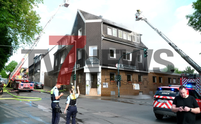 Personen haben Brandruß im Gesicht - Menschen müssen mit Drehleitern gerettet werden - Großaufgebot an Feuerwehr und Rettungsdienst - Warnapp NINA ausgelöst: 