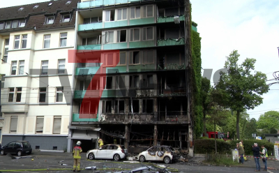Großaufgebot an Rettungskräften - drei Personen verlieren ihr Leben - mindestens 16 werden verletzt - Brandermittlung in vollem Gange - einige ausgebrannte PKW - hoher Sachschaden: 
