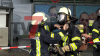 Personal reagiert umsichtig und evakuiert Besucher sofort - Feuerwehr dringt unter Chemieschutzanzügen dichtet Leckage ab und schlägt Chlorgas mit Wasser nieder: Feuerwehr mit 55 Kräften im Einsatz - Keine Personen verletzt