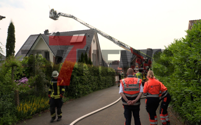 NINA warnt vor starkem Gewitter - Feuerwehr kontrolliert Dach mittels Drehleiter - verletzt wurde glücklicherweise niemand - lauter Knall soll zu hören gewesen sein: 