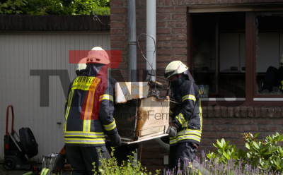 eine Person verletzt sich bei Rettungsversuch - Feuerwehr konnte Brandausbreitung verhindern - Brandausbruch in Küche: 