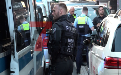 Drei Männer sollen auf einen Mann losgegangen sein - Opfer wird schwerverletzt - Machete soll bei der Schlägerei eingesetzt worden sein - Polizei-Hubschrauber im Einsatz - Zahlreiche Polizisten sichern Tatort - weitere Hintergründe noch unklar: 