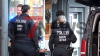 Drei Männer sollen auf einen Mann losgegangen sein - Opfer wird schwerverletzt - Machete soll bei der Schlägerei eingesetzt worden sein - Polizei-Hubschrauber im Einsatz - Zahlreiche Polizisten sichern Tatort - weitere Hintergründe noch unklar: 
