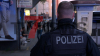 Drei Männer sollen auf einen Mann losgegangen sein - Opfer wird schwerverletzt - Machete soll bei der Schlägerei eingesetzt worden sein - Polizei-Hubschrauber im Einsatz - Zahlreiche Polizisten sichern Tatort - weitere Hintergründe noch unklar: 