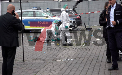 Landeskriminalamt und Spurensicherung vor Ort - Ermittlungen laufen auf Hochtouren - Tatort großflächig abgesperrt - mindestens zwei Personen verletzt, darunter ein Polizist: 