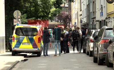 bereits zweite Tat mit Messer gegen Polizeibeamte am heutigen Tag - Ermittlungen durch Polizei aufgenommen - Taser zeigte nicht erhoffte Wirkung - Messer vor Ort sichergestellt - Täterin bereits kurz zuvor durch Ladendiebstähle auffällig geworden: Wir sind mit LiveU vor Ort!