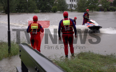 Pegelstände seit 2005 nicht mehr so hoch gewesen - Wasserwacht erkundet mit Jetski - Hilfsorganisationen im Dauereinsatz - Bevölkerung vor Überflutungen gewarnt - Unwetteranzahl stetig steigend - Unwetterwarnung Stufe Rot vor Starkregen ausgerufen: 