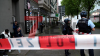 Täter flüchtig - Großfahndung eingeleitet - erneute Gewalttat binnen weniger Tage - vier Personen werden verletzt, eine davon lebensgefährlich - Sondereinsatzkommando der Polizei im Einsatz - Notfallseelsorge vor Ort - Einschussloch in Tür des Frisörsalons: Wir sind mit einer LiveU vor Ort und erstellen erstes Bildmaterial!