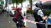 Täter flüchtig - Großfahndung eingeleitet - erneute Gewalttat binnen weniger Tage - vier Personen werden verletzt, eine davon lebensgefährlich - Sondereinsatzkommando der Polizei im Einsatz - Notfallseelsorge vor Ort - Einschussloch in Tür des Frisörsalons: Wir sind mit einer LiveU vor Ort und erstellen erstes Bildmaterial!