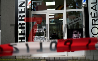 Täter flüchtig - Großfahndung eingeleitet - erneute Gewalttat binnen weniger Tage - vier Personen werden verletzt, eine davon lebensgefährlich - Sondereinsatzkommando der Polizei im Einsatz - Notfallseelsorge vor Ort - Einschussloch in Tür des Frisörsalons: Wir sind mit einer LiveU vor Ort und erstellen erstes Bildmaterial!