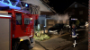 Bewohner bleiben unverletzt - Feuerwehrmann verletzt sich leicht bei Rettungsversuch - Wohnhaus bleibt bewohnbar - Carport vollständig ausgebrannt - Feuerwehr agierte besonders schnell: 