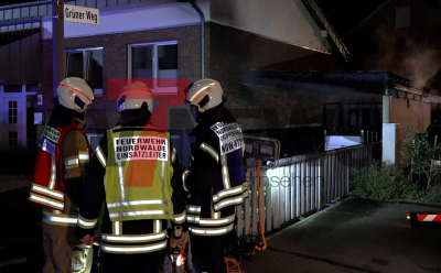 Bewohner bleiben unverletzt - Feuerwehrmann verletzt sich leicht bei Rettungsversuch - Wohnhaus bleibt bewohnbar - Carport vollständig ausgebrannt - Feuerwehr agierte besonders schnell: 
