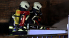 Bewohner bleiben unverletzt - Feuerwehrmann verletzt sich leicht bei Rettungsversuch - Wohnhaus bleibt bewohnbar - Carport vollständig ausgebrannt - Feuerwehr agierte besonders schnell: 