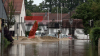 weiterhin extrem ergiebiger Dauerregen - Niederschlagsmengen von 30-60 l/qm werden erwartet - Feuerwehr ebenfalls vom Hochwasser betroffen - Große Gefahr für Leib und Leben durch massive Überflutungen - Katastrophenfall ausgerufen - vermisste 43-jährige tot geborgen: Exklusive Mitfahrt auf Radlader bei Evakuierung und Rettung!