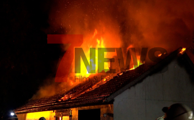 Feuerschein bereits auf der Anfahrt zu sehen - Unter anderem Hackschnitzelheizung mit Hackschnitzelbunker untergebracht - Brand relativ schnell unter Kontrolle, aber trotzdem hoher Sachschaden - Gebäude brennt komplett aus - Feuerwehr lange mit Nachlöscharbeiten beschäftigt: 