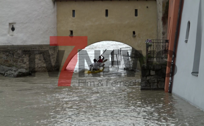 Kajakfahrer nutzen Katastrophe für Adrenalinkick - weiter Steigende Pegel werden erwartet - Drohnenbilder zeigen Ausmaß der Überflutung - Donau steht bei 7,70 Metern - Inn steht bei 4,90 Metern: 