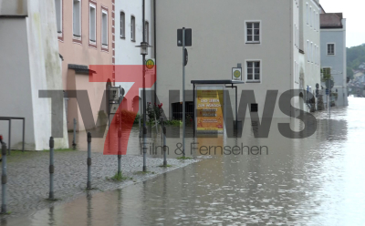 drittgrößte Hochwasser in den letzten 25 Jahren - Hilfskräfte bereiten sich auf die kommenden Stunden vor - Pegelstände weiterhin steigend - Prognosen melden 9,40 Meter Pegelstand der Donau - Autoverkehr massiv eingeschränkt: 
