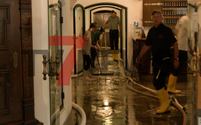 Hotelbesitzer bleibt auf kosten sitzen, keine Versicherung nimmt ihn auf - Donau soll 10 Meter Marke im Verlauf des Nachmittages knacken - Anwohner versuchen Hab und Gut so gut es geht zu schützen - Risiken für Versicherungen zu hoch: 