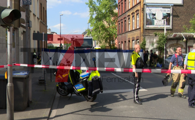 Mann verstirbt noch an der Unfallstelle - Unfallausnahme dauert an - Bereich vollständig abgesperrt - Unfallaufnahmeteam der Polizei vor Ort: 