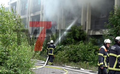 Massive Rauchentwicklung aus Gebäudekomplex - Großaufgebot an Rettungskräften - Brandursache unklar: 