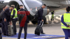 Ronaldo verlässt Flieger (on Tape) - berühmtester Fußballspieler landet am beschaulichen FMO - Tausende Fans in Trikots - Fans sind in freudiger Erwartung für den Beginn der EM 2024: 