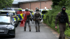 Sondereinsatzkommando vor Ort - Einsatzort großräumig abgesperrt - Drohne überfliegt das Einsatzgebiet: Pixelhinweis: Fahrzeuge des SEK und Zivilbeamte müssen gepixelt werden!
