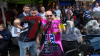 Schottlandfans lassen sich nicht vom Wetter die Stimmung vermiesen - ausgelassene Fans im Platzregen - Dudelsackspieler sorgt für schottisches Feeling: 
