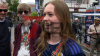 Schottlandfans lassen sich nicht vom Wetter die Stimmung vermiesen - ausgelassene Fans im Platzregen - Dudelsackspieler sorgt für schottisches Feeling: 