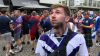 Schottlandfans lassen sich nicht vom Wetter die Stimmung vermiesen - ausgelassene Fans im Platzregen - Dudelsackspieler sorgt für schottisches Feeling: 