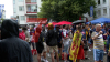Schottlandfans lassen sich nicht vom Wetter die Stimmung vermiesen - ausgelassene Fans im Platzregen - Dudelsackspieler sorgt für schottisches Feeling: 