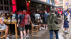 Schottlandfans lassen sich nicht vom Wetter die Stimmung vermiesen - ausgelassene Fans im Platzregen - Dudelsackspieler sorgt für schottisches Feeling: 