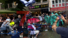 Schottlandfans lassen sich nicht vom Wetter die Stimmung vermiesen - ausgelassene Fans im Platzregen - Dudelsackspieler sorgt für schottisches Feeling: 