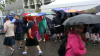 Schottlandfans lassen sich nicht vom Wetter die Stimmung vermiesen - ausgelassene Fans im Platzregen - Dudelsackspieler sorgt für schottisches Feeling: 