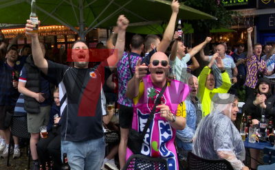 Schottlandfans lassen sich nicht vom Wetter die Stimmung vermiesen - ausgelassene Fans im Platzregen - Dudelsackspieler sorgt für schottisches Feeling: 