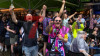 Schottlandfans lassen sich nicht vom Wetter die Stimmung vermiesen - ausgelassene Fans im Platzregen - Dudelsackspieler sorgt für schottisches Feeling: 