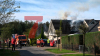 Großaufgebot an Rettungskräften - Feuerwehr deckt Dach mit Drehleiter ab - Feuerwehrdrohne kontrolliert Dach - Verletzt wurde glücklicherweise niemand - Energieversorger muss Gasleitung freilegen - Nachbar versorgt Anwohner und Rettungskräfte mit Kaffee: 