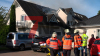 Großaufgebot an Rettungskräften - Feuerwehr deckt Dach mit Drehleiter ab - Feuerwehrdrohne kontrolliert Dach - Verletzt wurde glücklicherweise niemand - Energieversorger muss Gasleitung freilegen - Nachbar versorgt Anwohner und Rettungskräfte mit Kaffee: 
