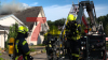 Großaufgebot an Rettungskräften - Feuerwehr deckt Dach mit Drehleiter ab - Feuerwehrdrohne kontrolliert Dach - Verletzt wurde glücklicherweise niemand - Energieversorger muss Gasleitung freilegen - Nachbar versorgt Anwohner und Rettungskräfte mit Kaffee: 