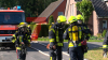 Großaufgebot an Rettungskräften - Feuerwehr deckt Dach mit Drehleiter ab - Feuerwehrdrohne kontrolliert Dach - Verletzt wurde glücklicherweise niemand - Energieversorger muss Gasleitung freilegen - Nachbar versorgt Anwohner und Rettungskräfte mit Kaffee: 