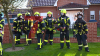 Großaufgebot an Rettungskräften - Feuerwehr deckt Dach mit Drehleiter ab - Feuerwehrdrohne kontrolliert Dach - Verletzt wurde glücklicherweise niemand - Energieversorger muss Gasleitung freilegen - Nachbar versorgt Anwohner und Rettungskräfte mit Kaffee: 