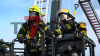 Großaufgebot an Rettungskräften - Feuerwehr deckt Dach mit Drehleiter ab - Feuerwehrdrohne kontrolliert Dach - Verletzt wurde glücklicherweise niemand - Energieversorger muss Gasleitung freilegen - Nachbar versorgt Anwohner und Rettungskräfte mit Kaffee: 
