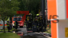 Großaufgebot an Rettungskräften - Feuerwehr deckt Dach mit Drehleiter ab - Feuerwehrdrohne kontrolliert Dach - Verletzt wurde glücklicherweise niemand - Energieversorger muss Gasleitung freilegen - Nachbar versorgt Anwohner und Rettungskräfte mit Kaffee: 