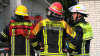 Großaufgebot an Rettungskräften - Feuerwehr deckt Dach mit Drehleiter ab - Feuerwehrdrohne kontrolliert Dach - Verletzt wurde glücklicherweise niemand - Energieversorger muss Gasleitung freilegen - Nachbar versorgt Anwohner und Rettungskräfte mit Kaffee: 