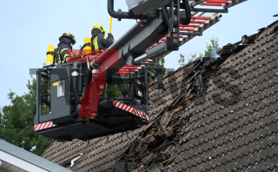 Großaufgebot an Rettungskräften - Feuerwehr deckt Dach mit Drehleiter ab - Feuerwehrdrohne kontrolliert Dach - Verletzt wurde glücklicherweise niemand - Energieversorger muss Gasleitung freilegen - Nachbar versorgt Anwohner und Rettungskräfte mit Kaffee: 